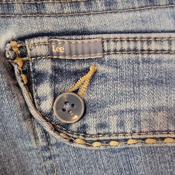 Lee Jeans Women's (33x12) Mid Rise Slender Secret Capri Light Wash Denim - Picture 4 of 6